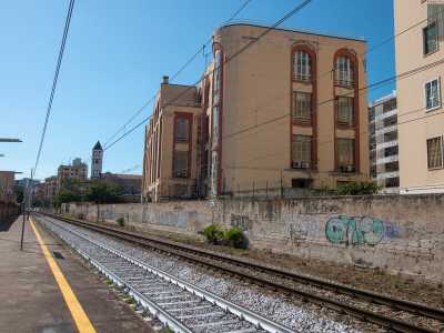 Per dare un'occhiata al lato opposto della caserma camminiamo per qualche centinaio di metri verso sud, fino ad entrare sulla destra nella stazione ferroviaria di Bari Marconi. Percorriamo quindi la banchina in direzione opposta, ritrovandoci sotto la caserma